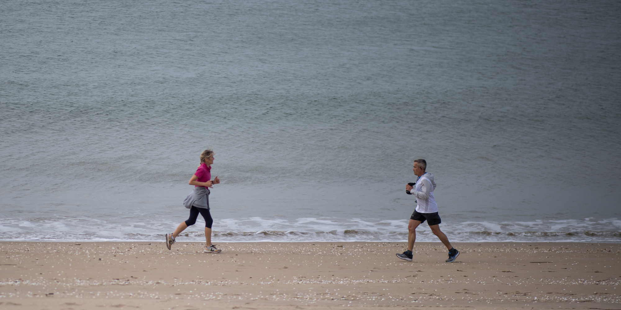 Quand-un-joggeur-se-jette-a-la-mer-pour-echapper-a-un-controle-apres-le-couvre-feu