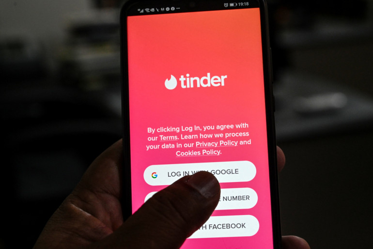 1382554-l-application-tinder-sur-un-smartphone-en-octobre-2020