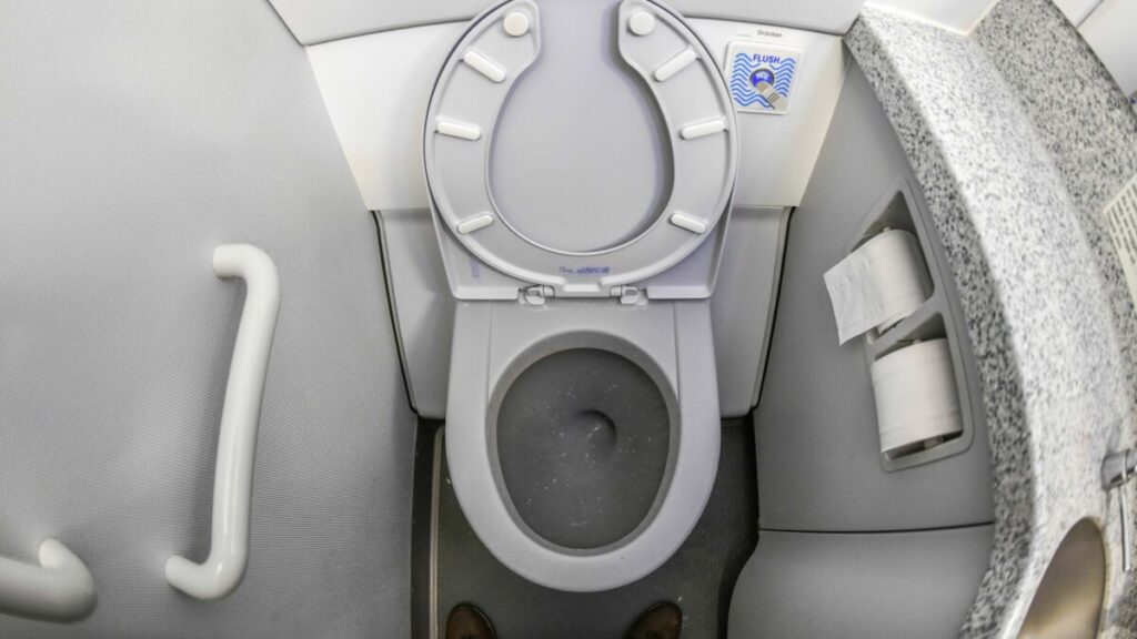 des-toilettes-d-avion-illustration-1024×576