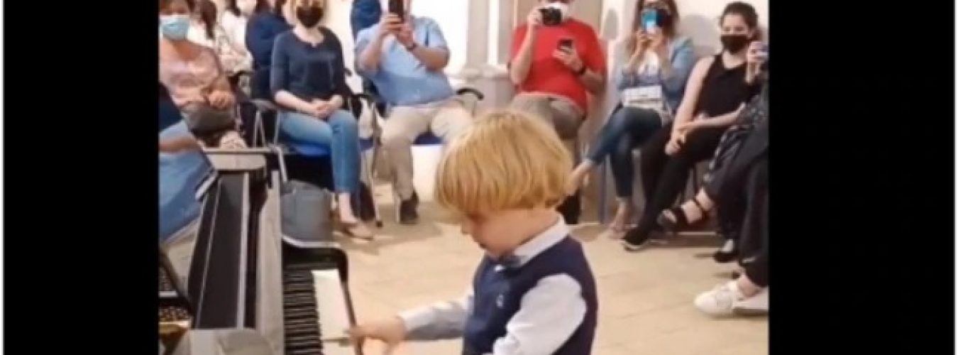 Cet enfant de 5 ans est un prodige du piano (Vidéo) - Radio