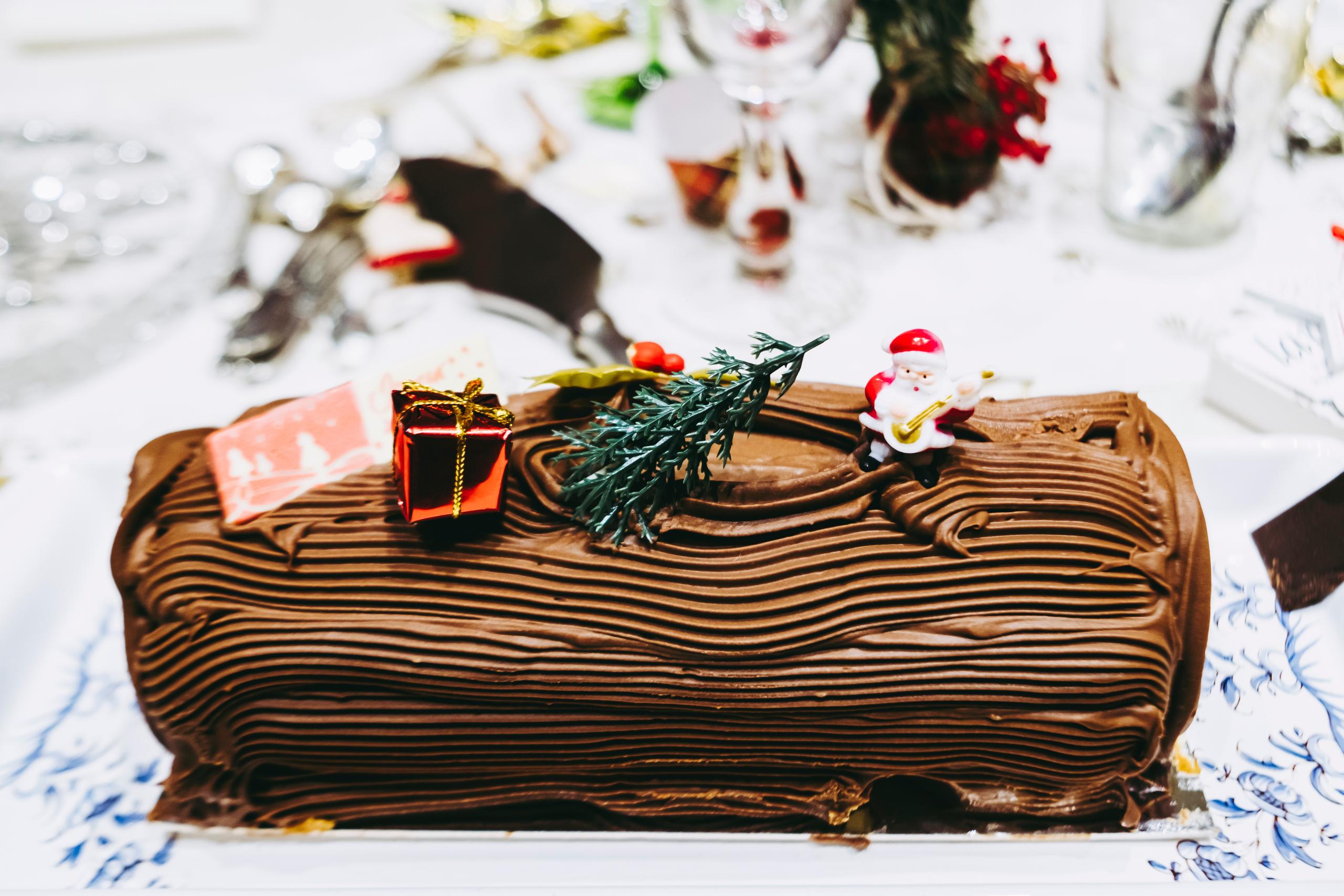 Bûche de Noël au chocolat avec des décorations colorées