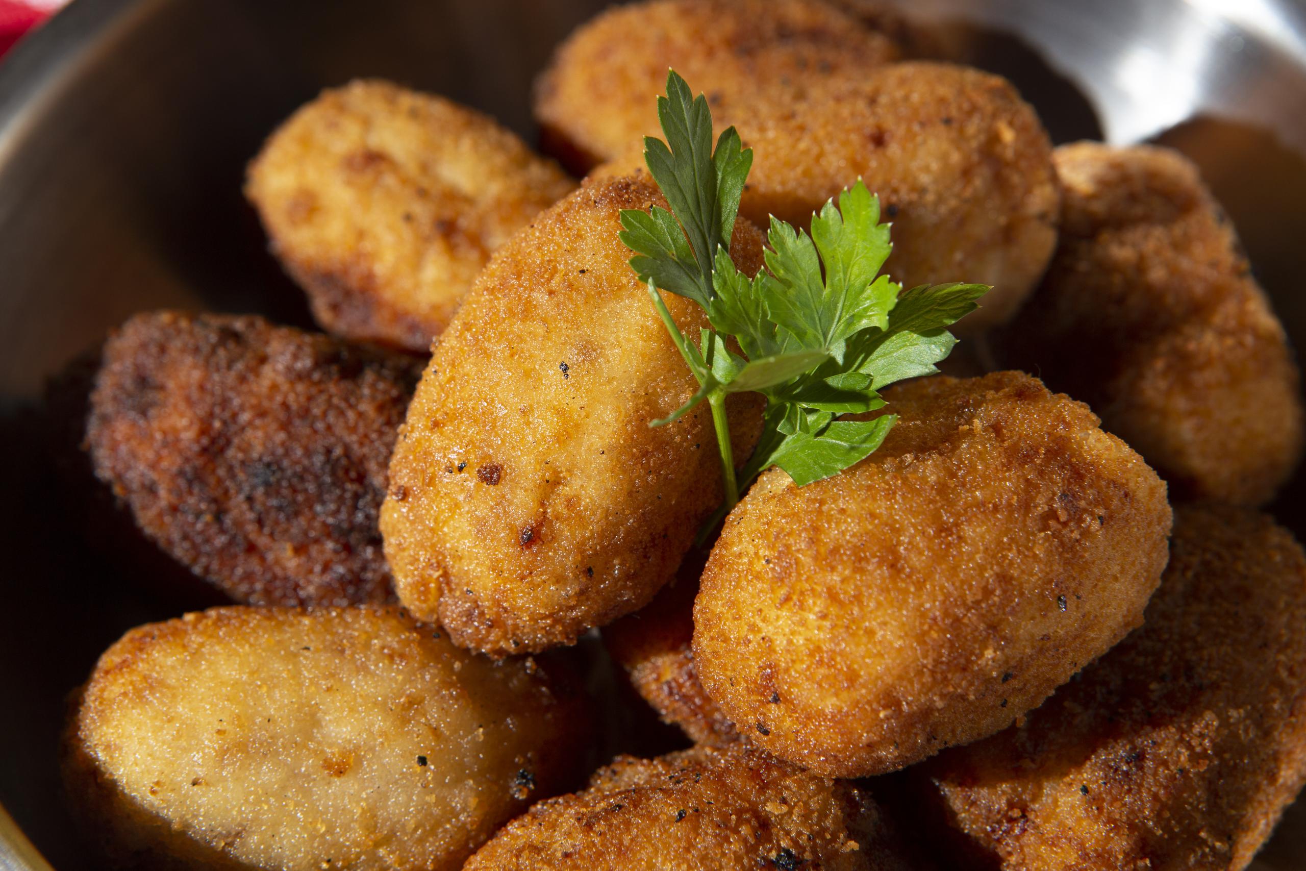 delicieux-arrangement-croquettes-frites