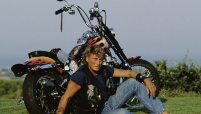 Johnny Hallyday et sa Harley Davidson Softail Heritage en 1992.